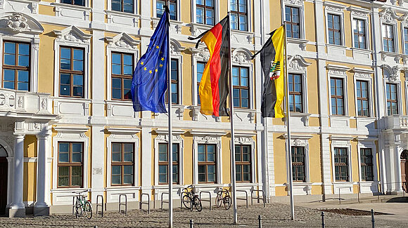 Trauerflor an den Flaggen vor dem Landtag von Sachsen-Anhalt. Heute wird bundesweit der Opfer von Terroranschlägen gedacht.