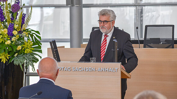 ltlsa/smü Minister Prof. Dr. Armin Willingmann während seiner Rede beim Festakt zu „30 Jahre Landesverfassung“ am Rednerpult im Plenarsaal.