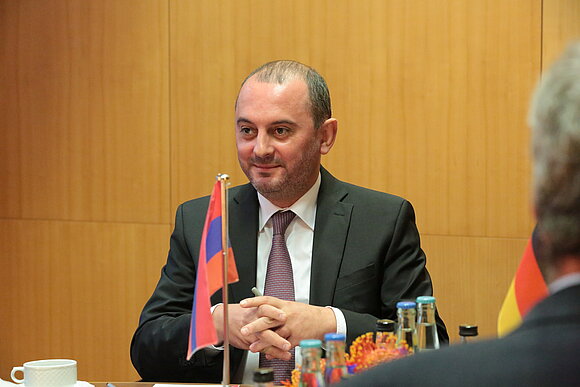 Portraitfoto des armenischen Botschafters in Deutschland, Viktor Yengibaryan.