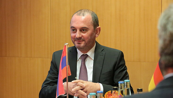 Portraitfoto des armenischen Botschafters in Deutschland, Viktor Yengibaryan.