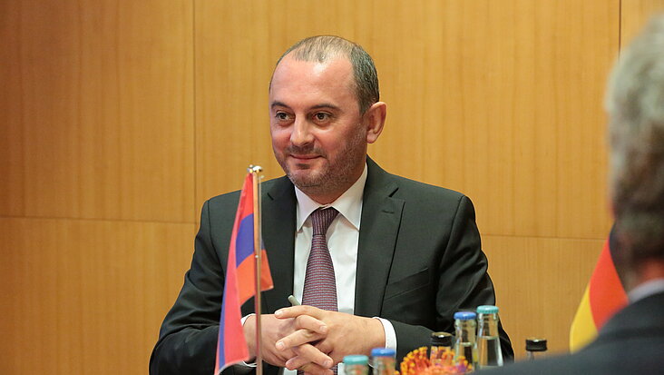 Portraitfoto des armenischen Botschafters in Deutschland, Viktor Yengibaryan.