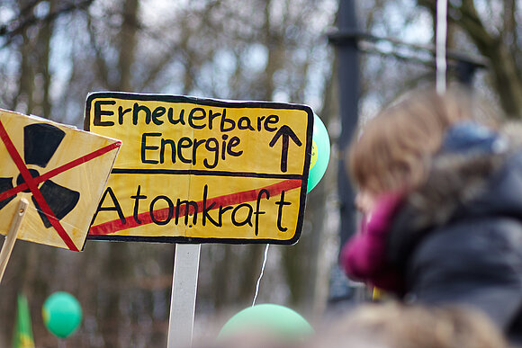 simonkumm/stock.adobe.com Symbolbild " Nein zu Atomkraft" und "Ja zu erneuerbare Energie"