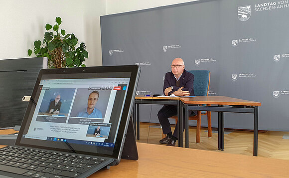 Oliver Kirchner blickt für eine Videoaufzeichnung in eine Kamera.