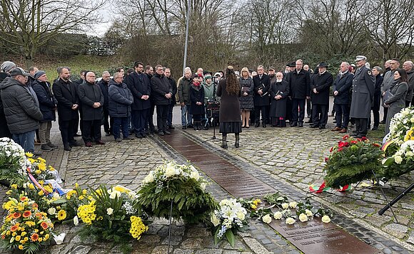 Gesang und Gebete zur Kranzniederlegung am Mahnmal MAGDA.