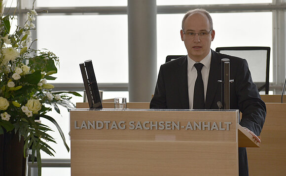 Prof. Dr. Christoph Volkmar, Direktor des Stadtarchivs Magdeburg und Vorsitzender der Historischen Kommission für Sachsen-Anhalt, am Rednerpult.