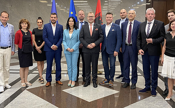 Gruppenfoto mit der Vizeministerin im Ministerium für Europa und Auswärtige Angelegenheiten, Megi Fino.