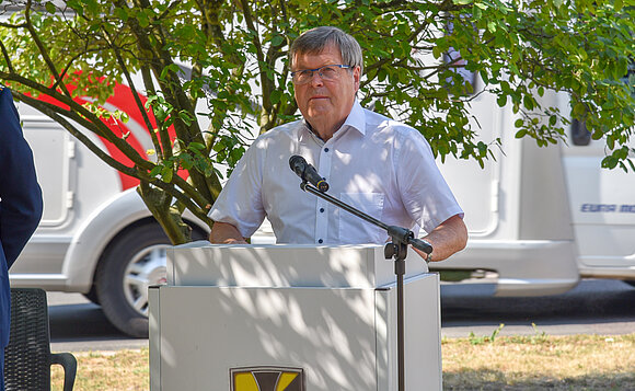 Volksbund-Landesvorsitzender Dieter Steinecke spricht am Rednerpult.