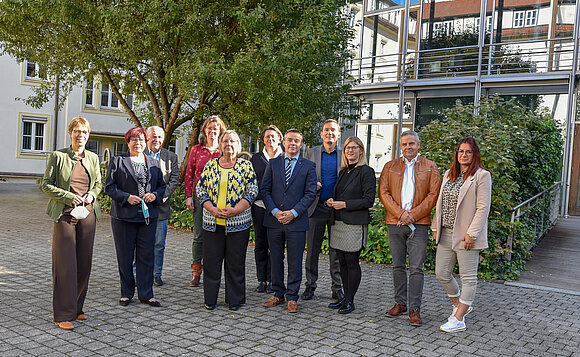 Gruppe von Abgeordneten steht im Innenhof des Landtags