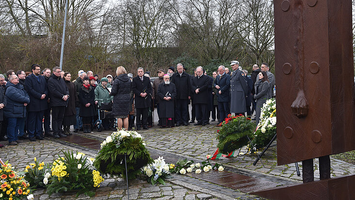 Magdeburgs Oberbürgermeisterin Simone Borris spricht während der Kranzniederlegung am Mahnmal MAGDA.