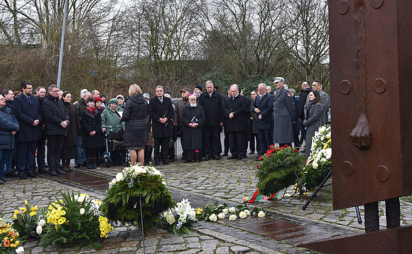 Magdeburgs Oberbürgermeisterin Simone Borris spricht während der Kranzniederlegung am Mahnmal MAGDA.