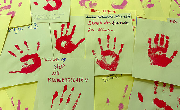 Foto von Handabdrücken von Kindern zum Red Hand Day 2021.