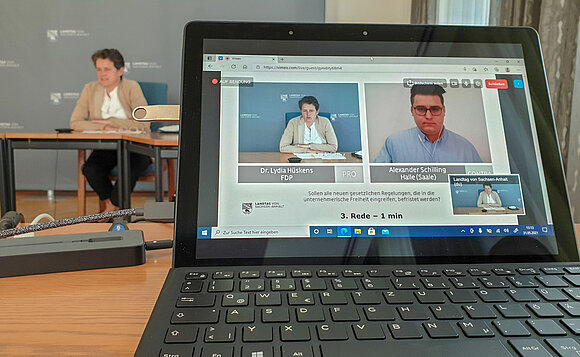 Lydia Hüskens blickt für eine Videoaufzeichnung in eine Kamera.