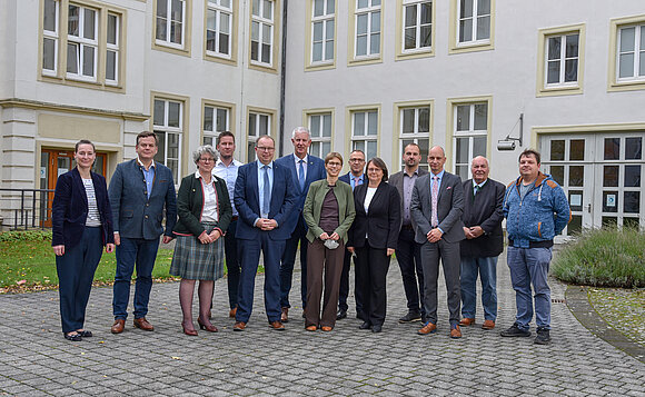 Gruppe von Abgeordneten steht im Innenhof des Landtags