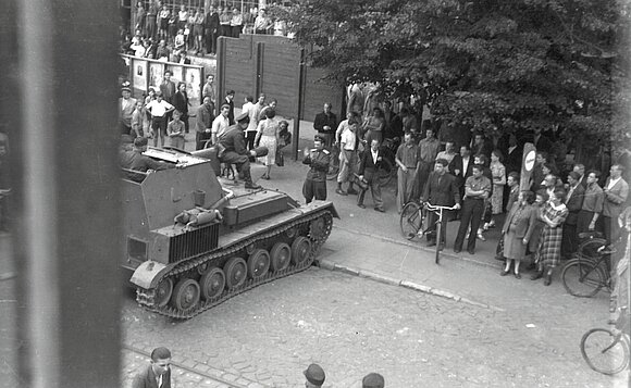 Schönebeck, 17. Juni 1953: Vor der SED-Kreisleitung (Bahnhofstraße 11) haben sich protestierende Menschen versammelt. Ein sowjetischer Panzer versucht die Menge auseinanderzutreiben.