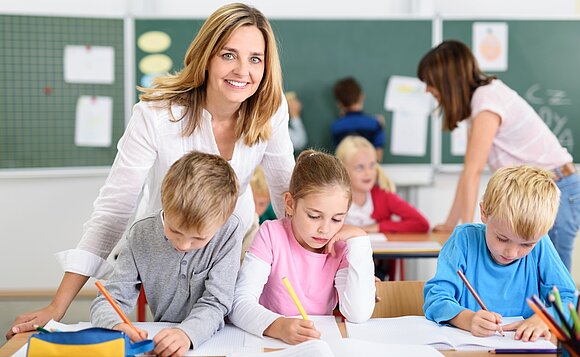 Symbolbild: Lehrerin und Schüler. An der Schulsozialarbeit dürfe nicht gespart werden, meinen die Grünen und fordern ein entsprechendes Landesprogramm.