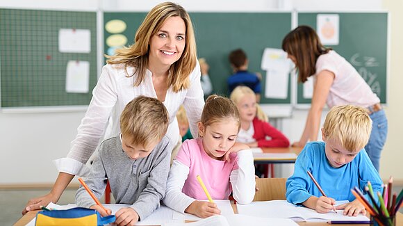 Symbolbild: Lehrerin und Schüler. An der Schulsozialarbeit dürfe nicht gespart werden, meinen die Grünen und fordern ein entsprechendes Landesprogramm.