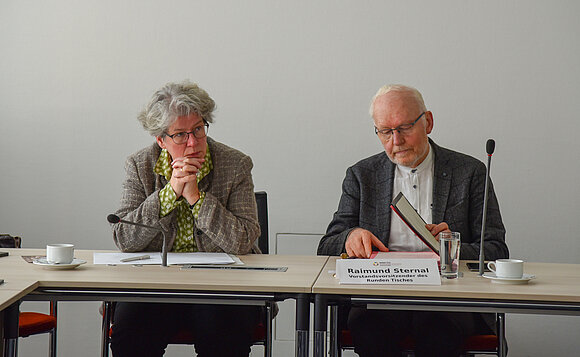 Vizepräsidentin und Vorstandsvorsitzender des Netzwerkes sitzen am Tisch