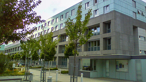 Blick auf den Eingangsbereich des Magdeburger Universitätsklinikums.