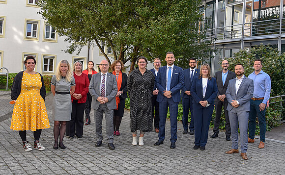 Gruppe von Abgeordneten steht im Innenhof des Landtags