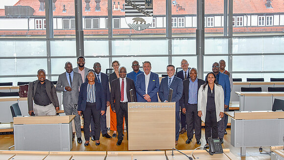 Landtagspräsident Dr. Gunnar Schellenberger (M.) beim Gruppenfoto im Mosambik-Delegation im Plenarsaal.