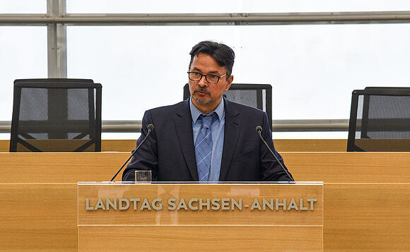 Mario Franz, selbst Sinto, hielt die Gedenkrede im Plenarsaal des Landtags.