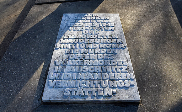 Inschrift des Mahnmals der verfolgten und ermordeten Magdeburger Sinti und Roma.