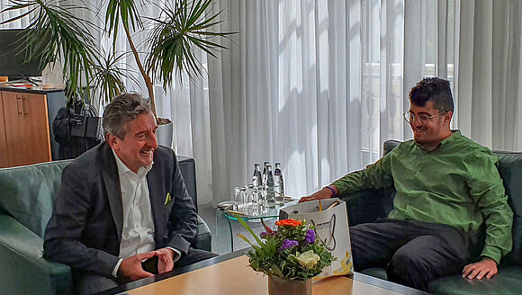ltlsa/zei Präsident und Gast unterhalten sich im Sitzen.