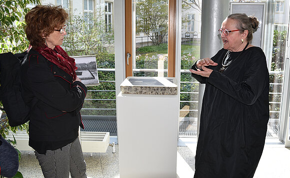 Angelika Flaig führte durch ihre Ausstellung im Landtag von Sachsen-Anhalt.