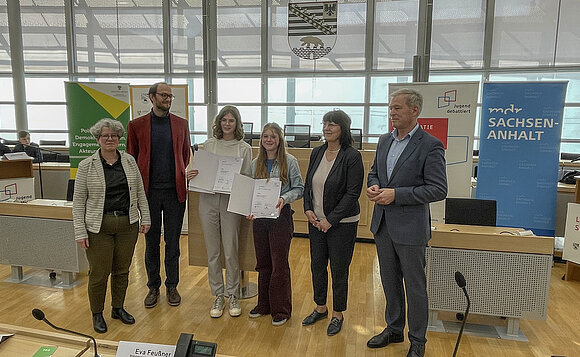 Siegerehrung in der Sekundarstufe II: In der Mitte stehen die Siegerin Johanna Guse (l.) und Hannah Kleiner (r.).