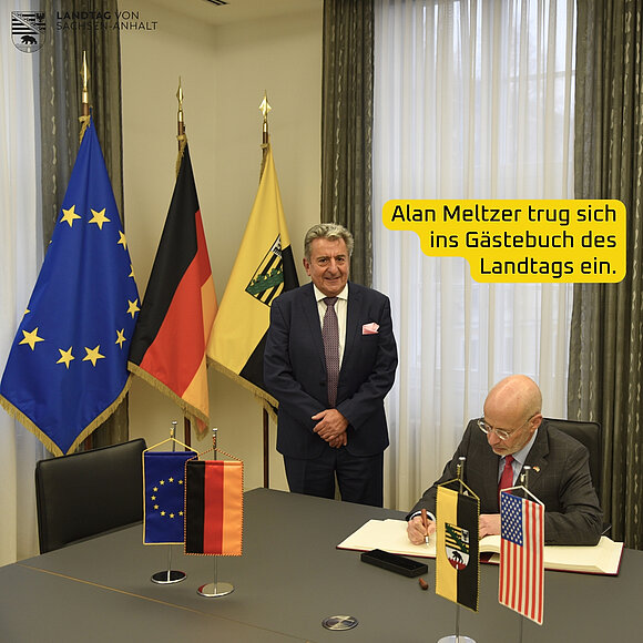 Alan Meltzer trug sich ins Gästebuch des Landtags ein.