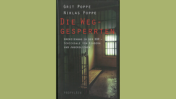 Buchcover mit Blick in leeren düsteren Raum ähnlich einer Zelle