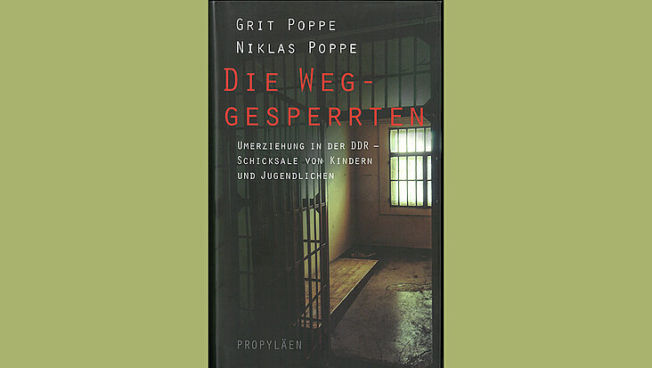 Buchcover mit Blick in leeren düsteren Raum ähnlich einer Zelle