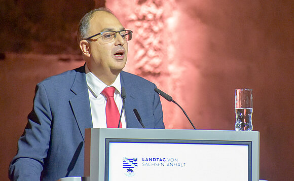 Der armenische Politiker Dr. Vladimir Vardanyan am Rednerpult in der Johanniskirche.