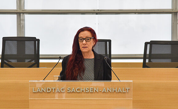 Jana Müller hielt einen Vortrag zur Verfolgung der Sinti und Roma auf dem heutigen Gebiet Sachsen-Anhalts.