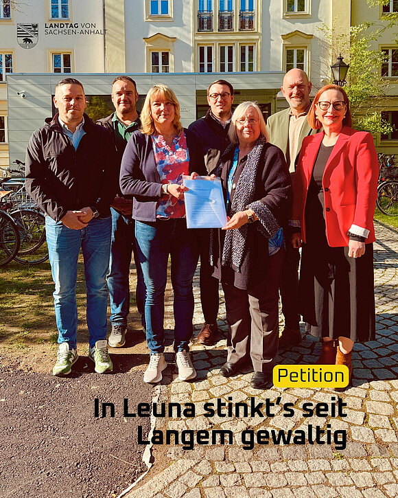 Eine Gruppe aus Leuna überreichte eine Petition gegen Geruchsbelästigung und Wasserverschmutzung in ihrer Stadt.