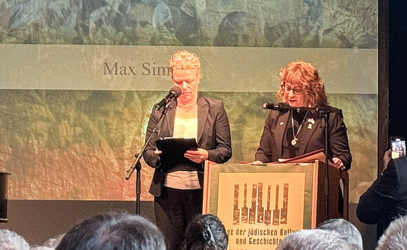 Dr. Lea Ganor, Leiterin des Holocaust-Gedenkzentrums in Kiryat Motzkin, während ihrer Gedenkworte.