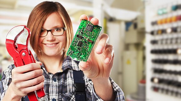 Ingo Bartussek - stock.adobe.com Mädchen zeigt lächelnd Handwerkerzange in die Kamera.