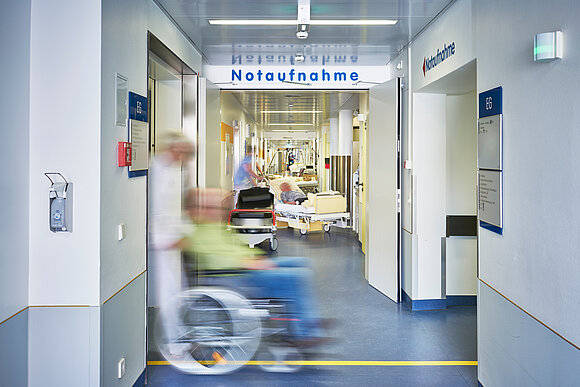 upixa - stock.adobe.com Notaufnahme Eingang Arzt Rollstuhl Krankenhaus