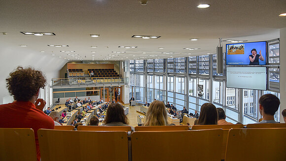 Landtagssitzung im Magdeburger Plenarsaal, von der Pressetribüne aus beobachtet.