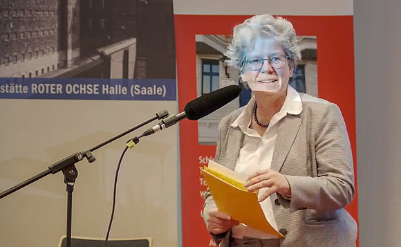 Landtagsvizepräsidentin Anne-Marie Keding spricht am Rednerpult.