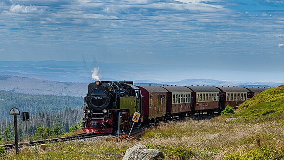 Leonard Rutzki - stock.adobe.com Ein Zug der Harzer Schmalspurbahnen am Brocken
