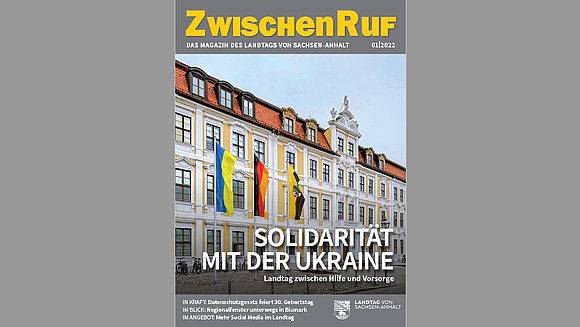 Das Foto zeigt das Titelbild der ersten Ausgabe 2022 des Zwischenrufs. Zu sehen sind die Flaggen (mit Ukraine) vor dem Landtag.