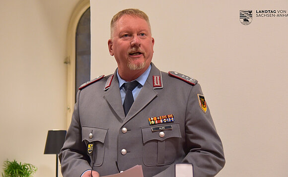 Oberst Thorsten Alme nahm die Anerkennungsmedaille stellvertretend für die Soldatinnen und Soldaten aus Sachsen-Anhalt entgegen.
