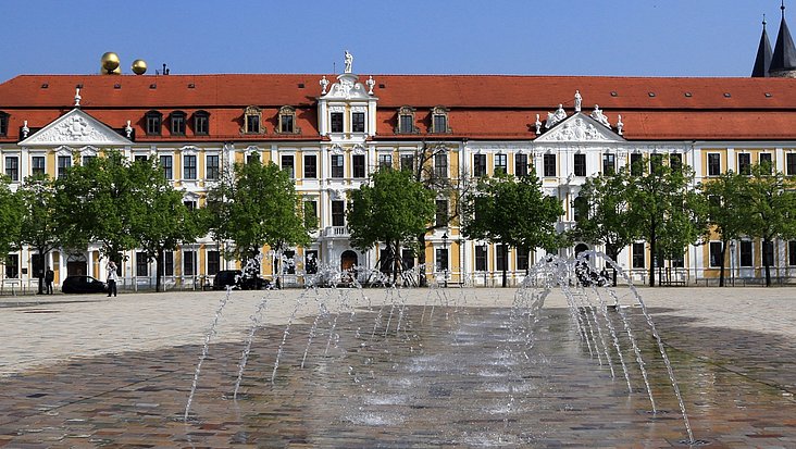 Blick über den Domplatz auf das Landtags-Gebäude.