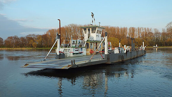 Fähre überquert bei Werben die Elbe