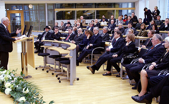 Gabriel Bach hielt im Jahr 2008 im Landtag von Sachsen-Anhalt die Rede am Holocaustgedenktag am 27. Januar.