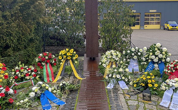 Kränze liegen am Mahnmal MAGDA in Magdeburg-Rothensee.