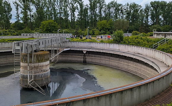 Die Mitglieder des Umweltausschusses des Landtags besuchten die für die Region wichtige Kläranlage in Schönebeck.