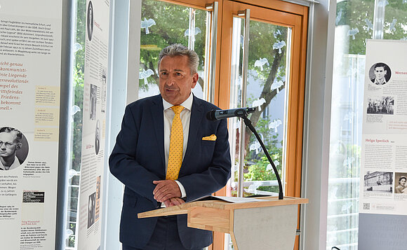 Landtagspräsident Dr. Schellenberger steht am Rednerpult und spricht