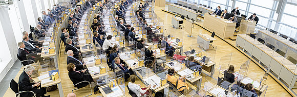 Blick von der Pressetribüne in den vollbesetzten Plenarsaal des Landtags von Sachsen-Anhalt.